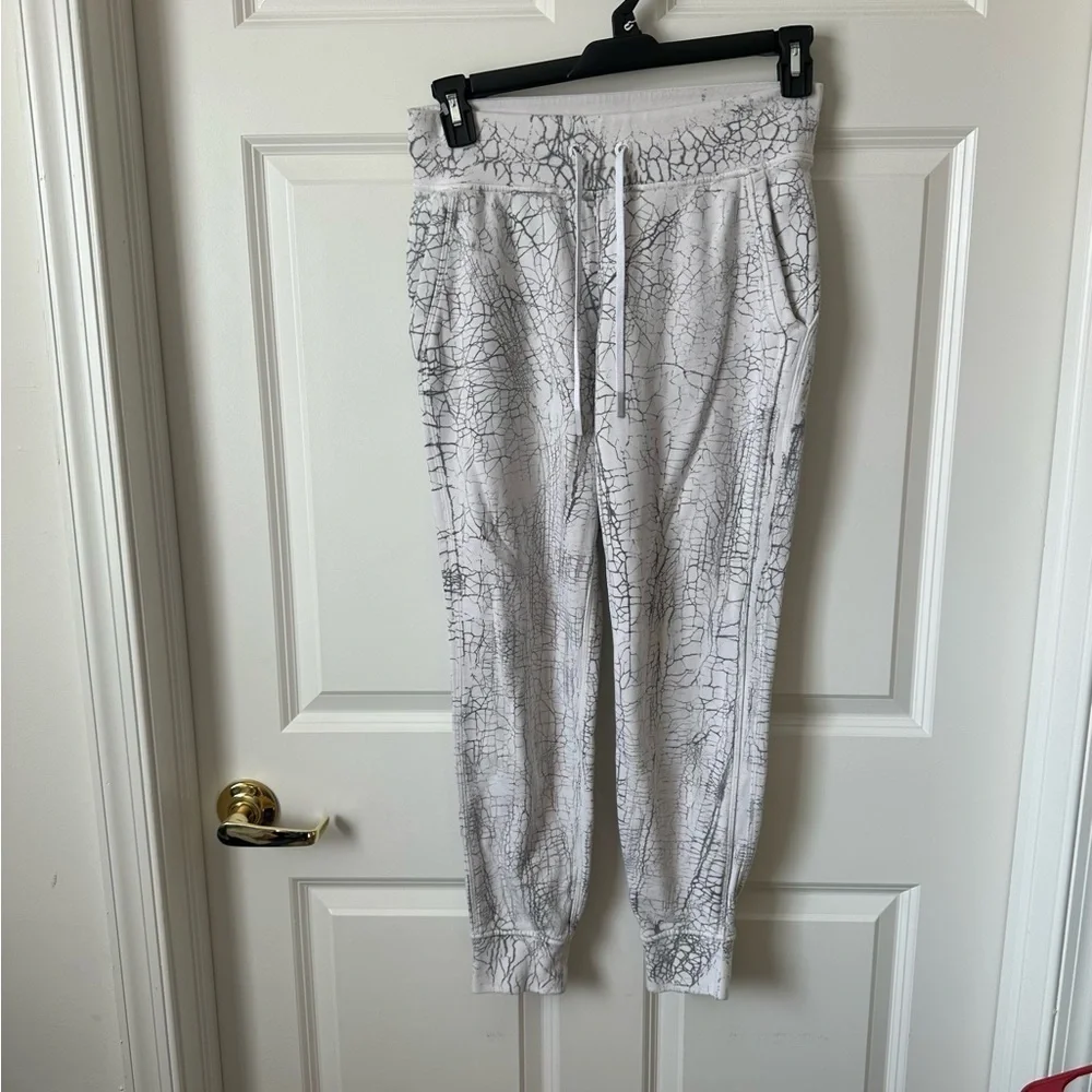 Lululemon Warm Down Jogger 7/8 Length Thread Dye White Black Size 6